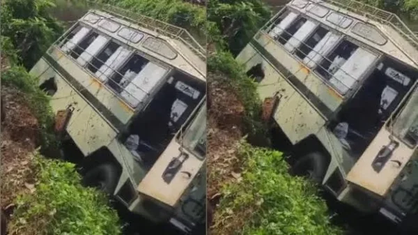 സ്കൂൾ വാൻ കനാലിലേക്ക് മറിഞ്ഞ് 27 പേർക്ക് പരിക്ക്