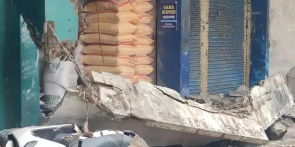 സ്ലാബ് തകർന്ന് മൂന്ന് മരണം
