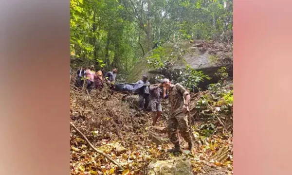 വ​ന​ത്തി​ന​ക​ത്ത് അ​ഴു​കി​യ നി​ല​യി​ൽ ക​ണ്ടെ​ത്തി​യ മൃ​ത​ദേ​ഹം മ​ഞ്ചേ​രി മെ​ഡി​ക്ക​ൽ കോ​ള​ജി​ലേ​ക്ക് മാ​റ്റി