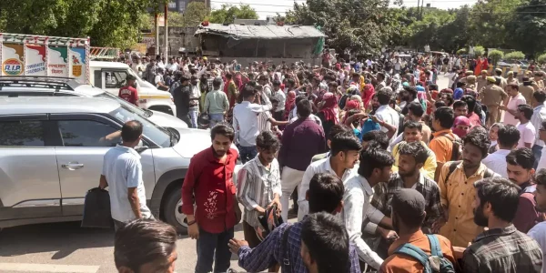 ശമ്പള വർധനവ് ഉൾപ്പടെ ആവശ്യപ്പെട്ട് നോയിഡയിൽ തൊഴിലാളികളുടെ വൻ പ്രതിഷേധം; വാഹനങ്ങൾ തകർത്തു